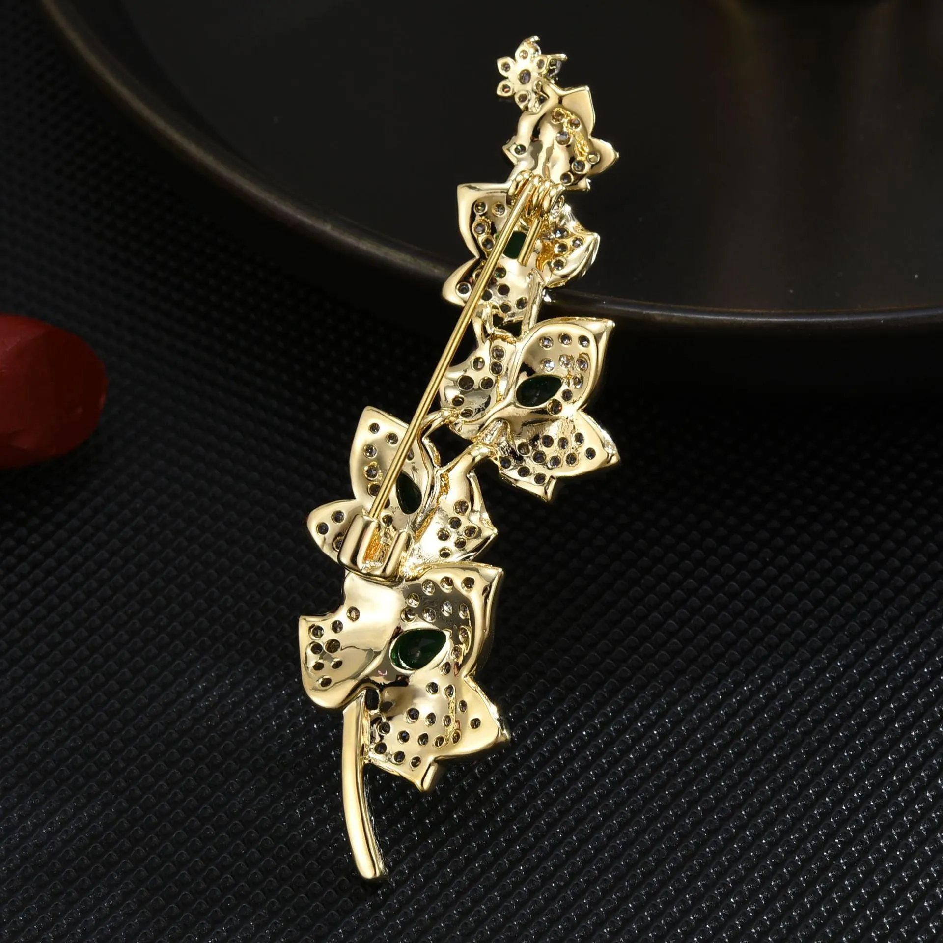 Copper Micro Inlaid Cubic Zirconia Maple Leaf Brooch Coat Decoration Gift
