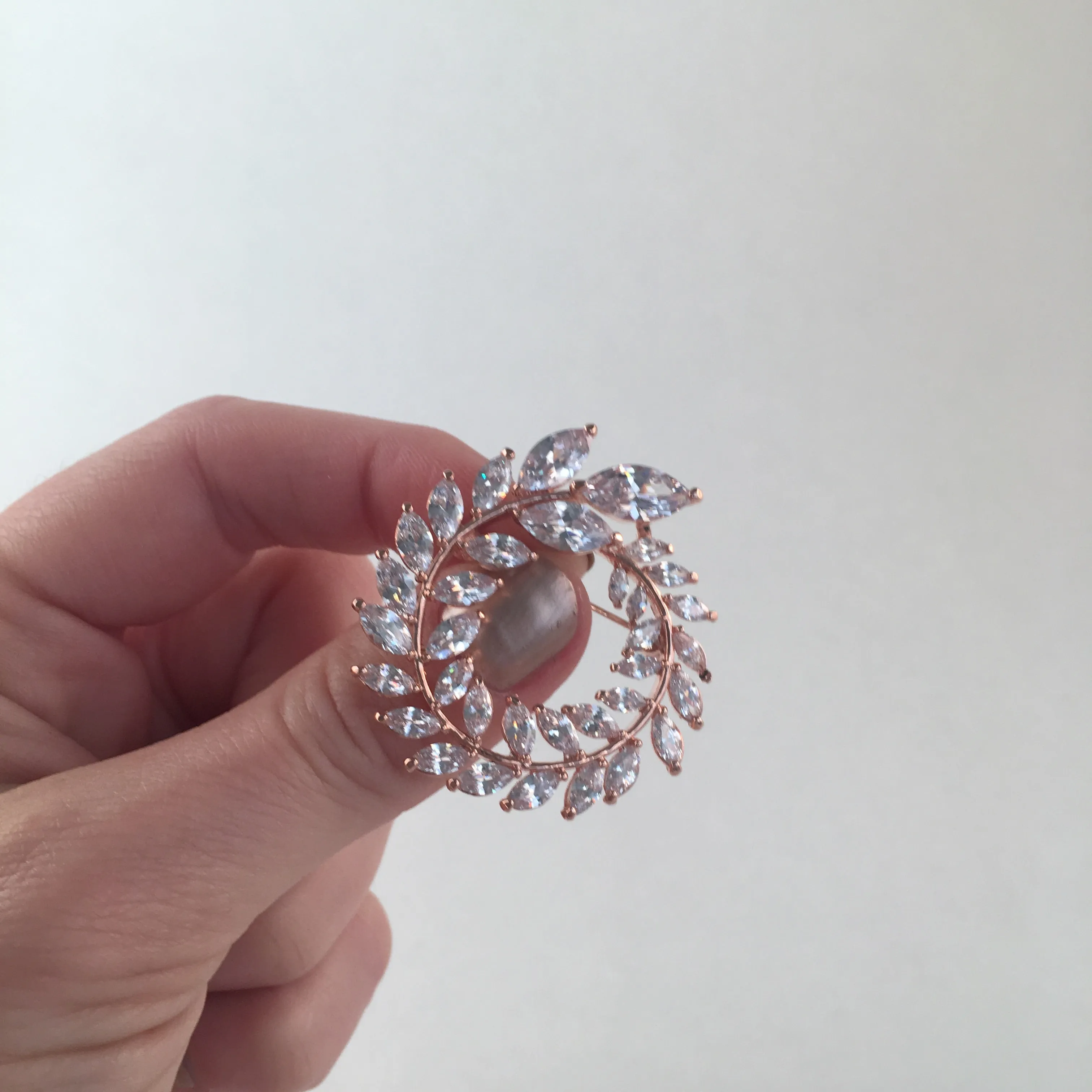 Delicate Leaf Brooch Rose Gold