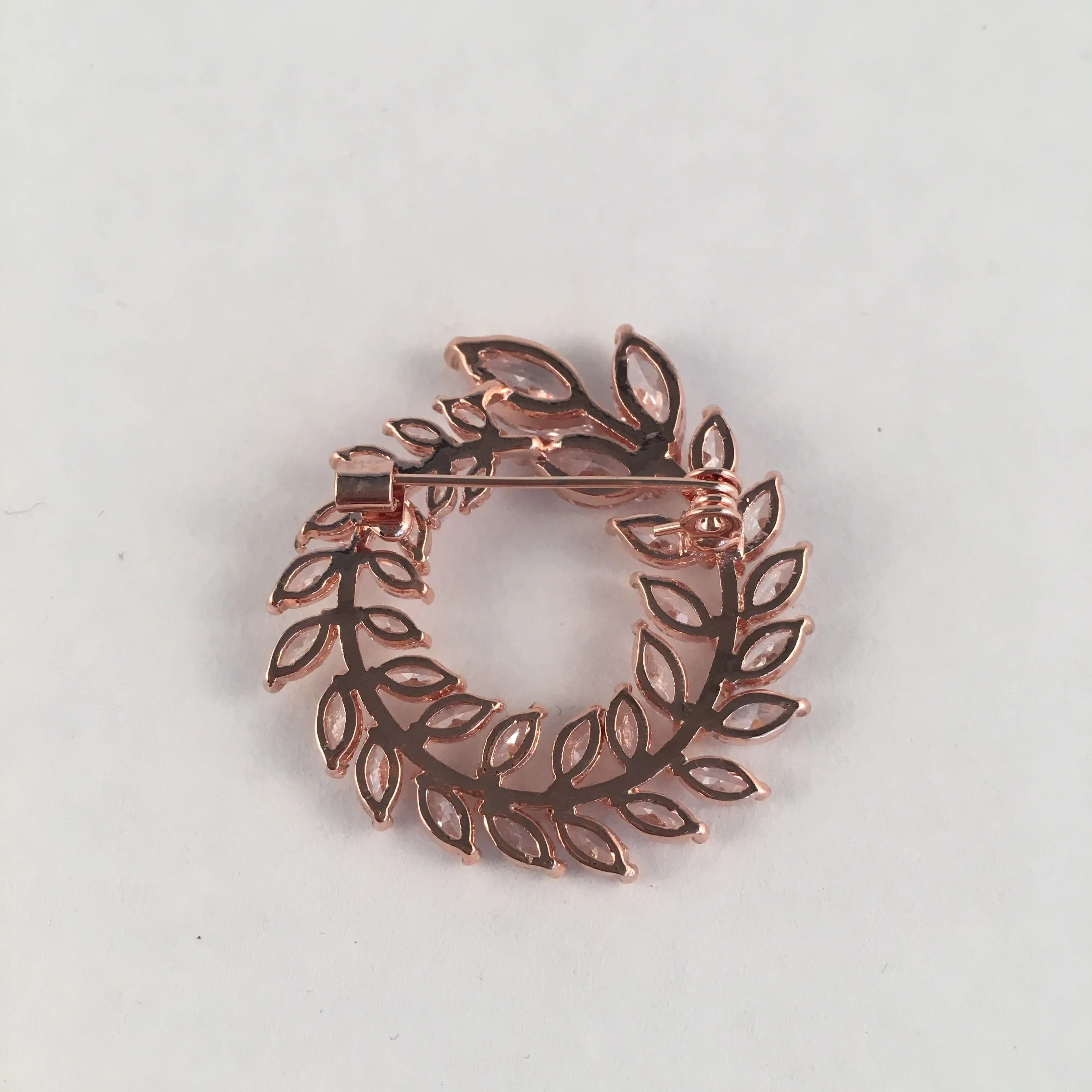 Delicate Leaf Brooch Rose Gold