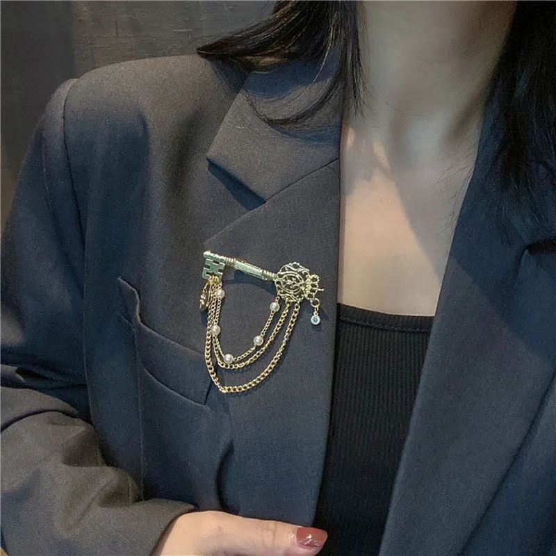 Luxury Fashion Pearl Flower Metal Key Brooch Women Men