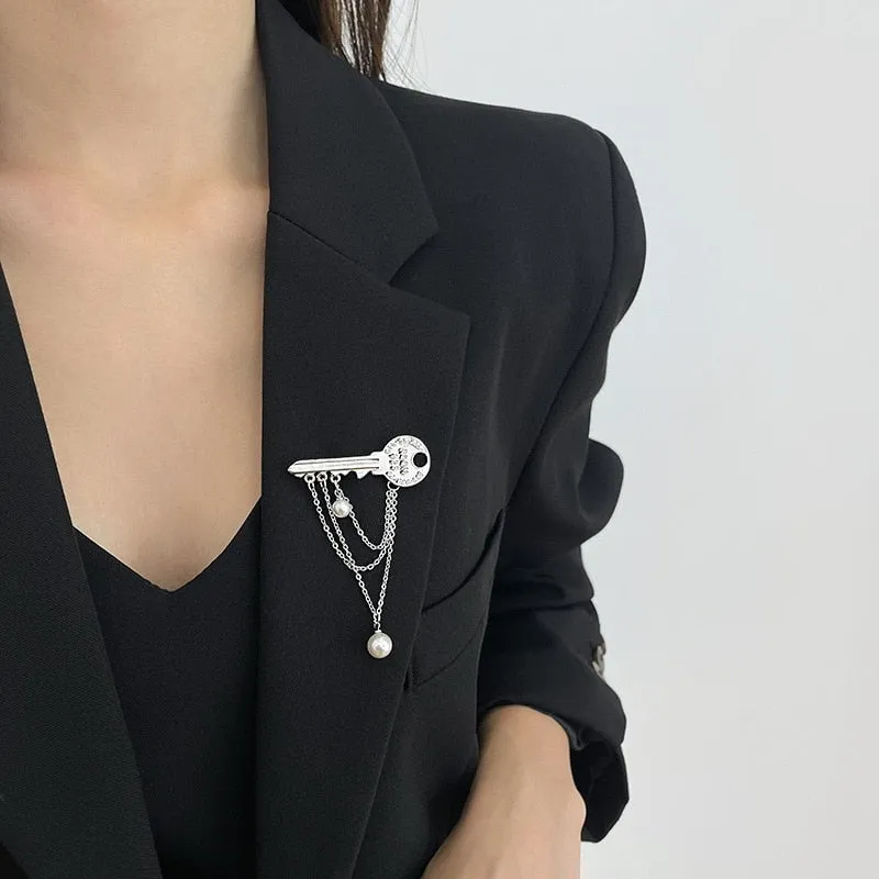Luxury Fashion Pearl Flower Metal Key Brooch Women Men